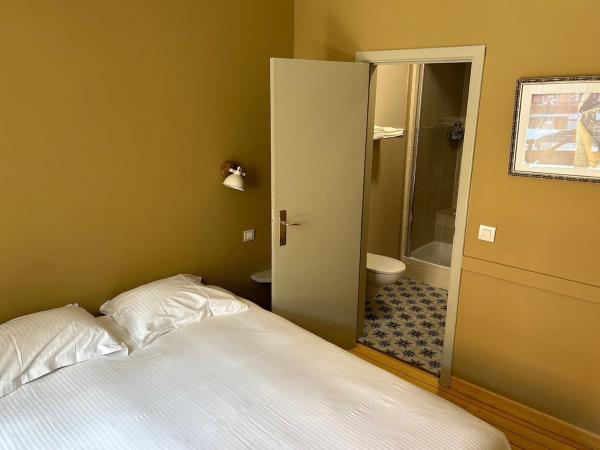 Hotel Salvators : photo 5 de la chambre chambre lit queen-size confort avec terrasse et climatisation