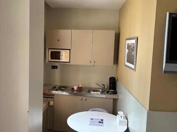 Hotel Salvators : photo 7 de la chambre hébergement lit queen-size confort avec cuisine - vue sur cathédrale