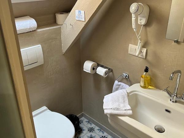 Hotel Salvators : photo 5 de la chambre confort triple confort avec climatisation