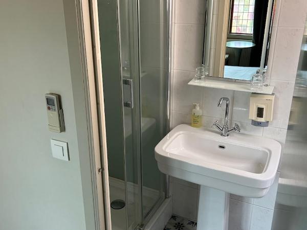 Hotel Salvators : photo 6 de la chambre chambre lit queen-size confort avec climatisation - vue sur cathédrale