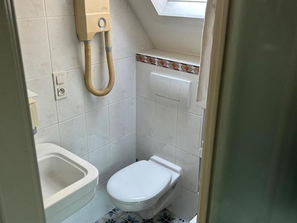 Hotel Salvators : photo 5 de la chambre chambre lit queen-size confort avec climatisation - vue sur cathédrale