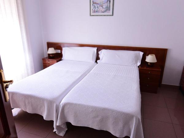 Pensió Viladomat : photo 10 de la chambre chambre double ou lits jumeaux avec salle de bains privative