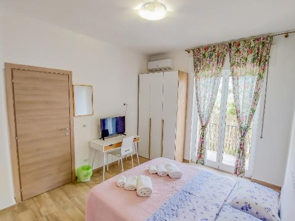 Metro Guest House : photo 2 de la chambre chambre double avec balcon (3 adultes)