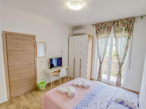 Metro Guest House : photo 2 de la chambre chambre double avec balcon (3 adultes)