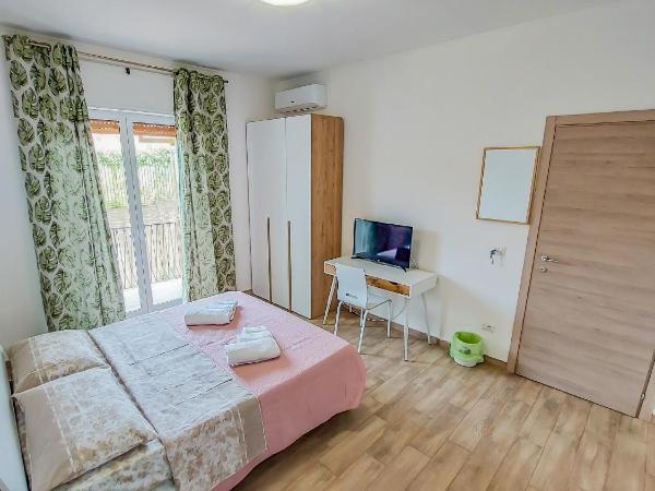 Metro Guest House : photo 2 de la chambre chambre double avec balcon (3 adultes)