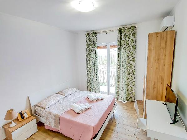 Metro Guest House : photo 3 de la chambre chambre double avec balcon (3 adultes)