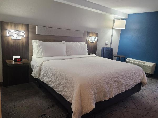 Holiday Inn Express Fort Lauderdale North - Executive Airport, an IHG Hotel : photo 7 de la chambre hébergement lit king-size standard