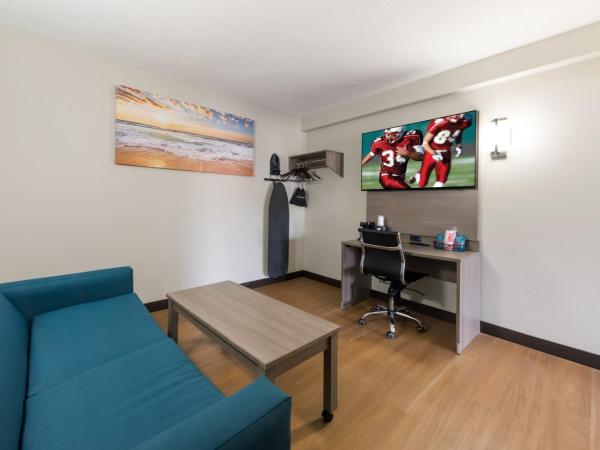 Red Roof PLUS & Suites Virginia Beach - Seaside : photo 7 de la chambre suite avec 2 lits doubles - non-fumeurs - vue partielle sur océan