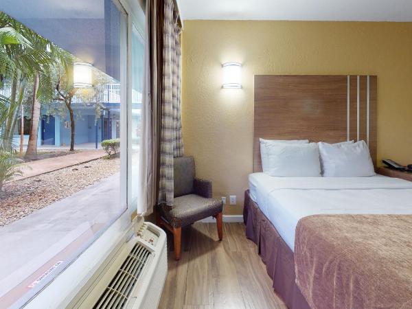 Rodeway Inn & Suites Fort Lauderdale Airport & Cruise Port : photo 4 de la chambre chambre avec 2 lits queen-size - non-fumeurs