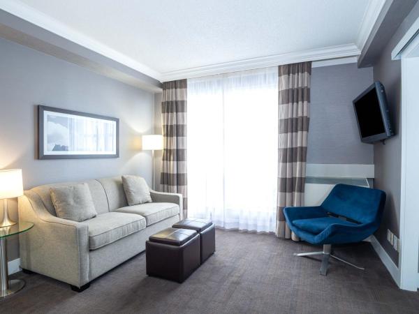 Sandman Signature Mississauga Hotel : photo 4 de la chambre suite standard avec 1 lit queen-size et canapé-lit