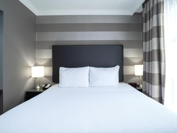 Sandman Signature Mississauga Hotel : photo 2 de la chambre suite standard avec 1 lit king-size et canapé-lit