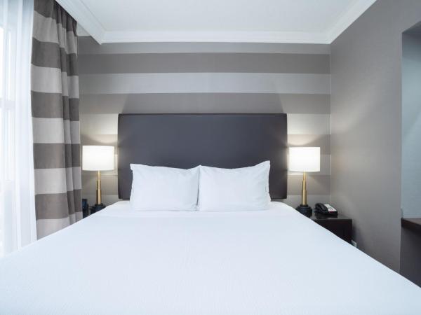 Sandman Signature Mississauga Hotel : photo 2 de la chambre suite standard avec 1 lit king-size, canapé-lit et cuisine