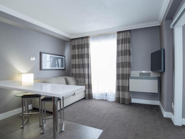 Sandman Signature Mississauga Hotel : photo 4 de la chambre suite standard avec 1 lit king-size, canapé-lit et cuisine