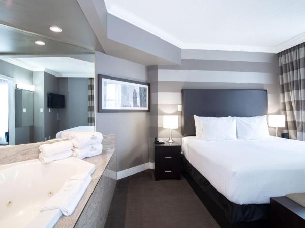 Sandman Signature Mississauga Hotel : photo 2 de la chambre suite avec jacuzzi, 1 lit king-size et canapé-lit