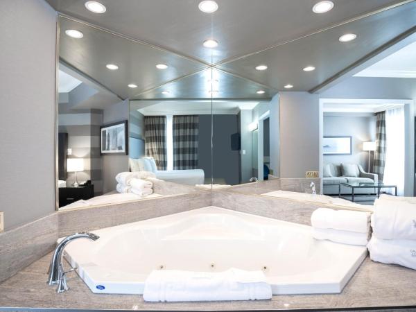 Sandman Signature Mississauga Hotel : photo 4 de la chambre suite avec jacuzzi, 1 lit king-size et canapé-lit