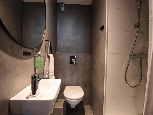 B14 Apartments & Rooms : photo 10 de la chambre chambre quadruple avec salle de bains privative