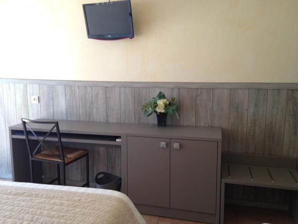 Hotel de la Plage : photo 2 de la chambre chambre triple avec accès à la plage