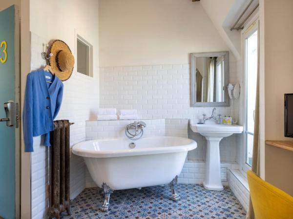 Le Regent Montmartre by Hiphophostels : photo 2 de la chambre chambre double supérieure avec balcon - vue sur basilique du sacré-cœur