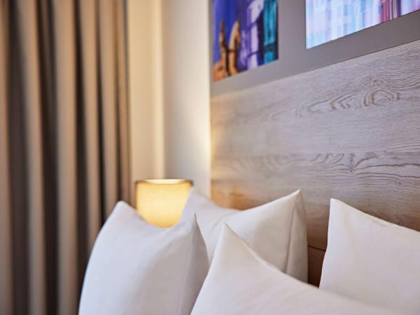 Lindner Hotel Dusseldorf Airport, part of JdV by Hyatt : photo 6 de la chambre suite junior avec kitchenette et balcon