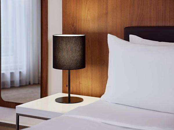 Lindner Hotel Dusseldorf Airport, part of JdV by Hyatt : photo 10 de la chambre suite junior