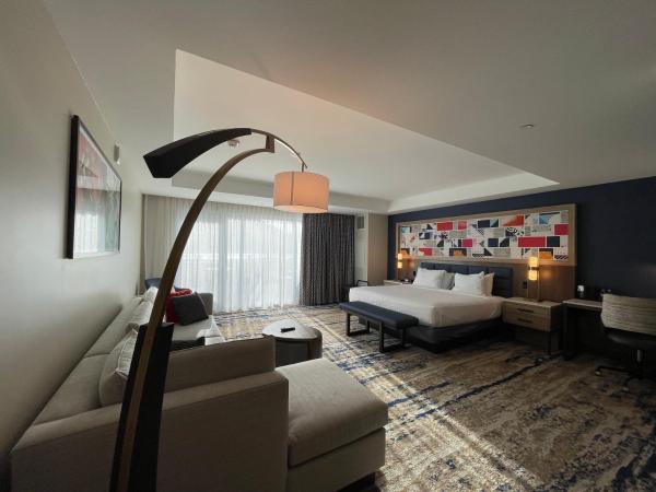 The Landing Hotel at Rivers Casino Pittsburgh : photo 4 de la chambre suite avec terrasse et lit king-size