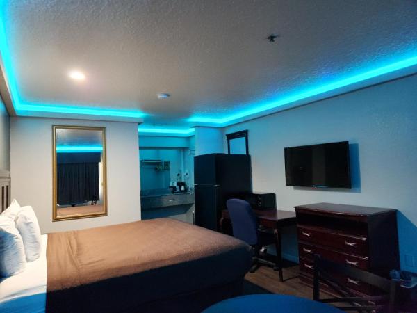 Express Inn Hobby Airport : photo 6 de la chambre chambre lit king-size - non-fumeurs