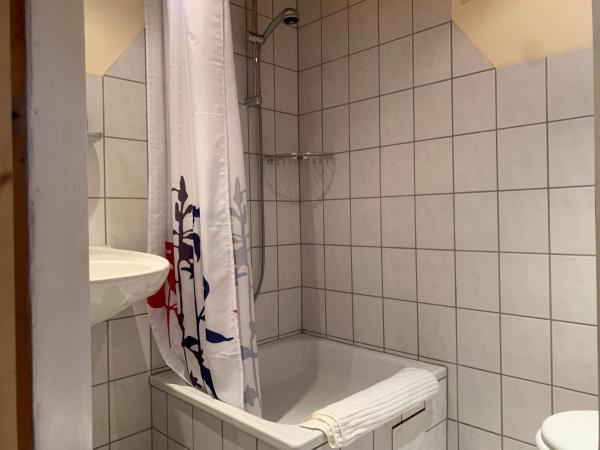 Küstenmotorschiff Aventura : photo 5 de la chambre chambre double avec salle de bains privative