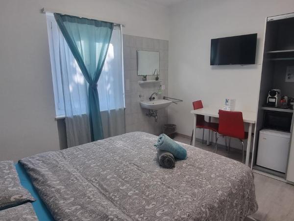 7ROOMS Grancia : photo 3 de la chambre chambre double standard avec salle de bains commune