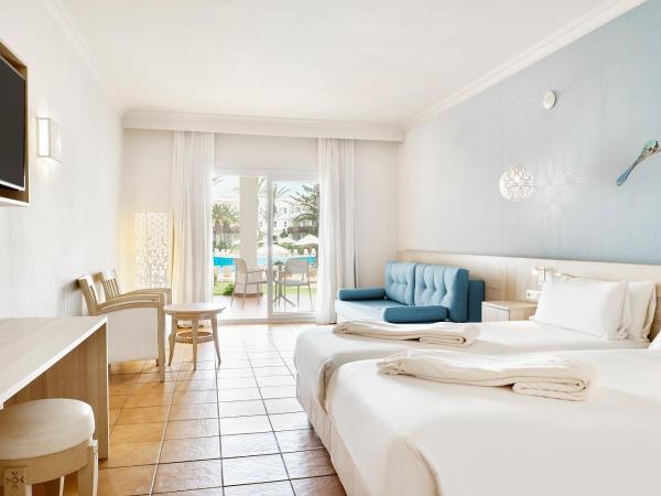 Iberostar Waves Founty Beach All Inclusive : photo 1 de la chambre hébergement familial - vue sur piscine