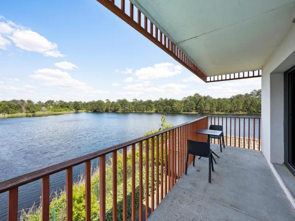 All Suites La Teste - Bassin d'Arcachon : photo 4 de la chambre appartement avec 1 lit double, 2 lits simples et canapé-lit