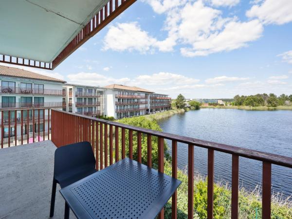 All Suites La Teste - Bassin d'Arcachon : photo 5 de la chambre appartement avec 1 lit double, 2 lits simples et canapé-lit