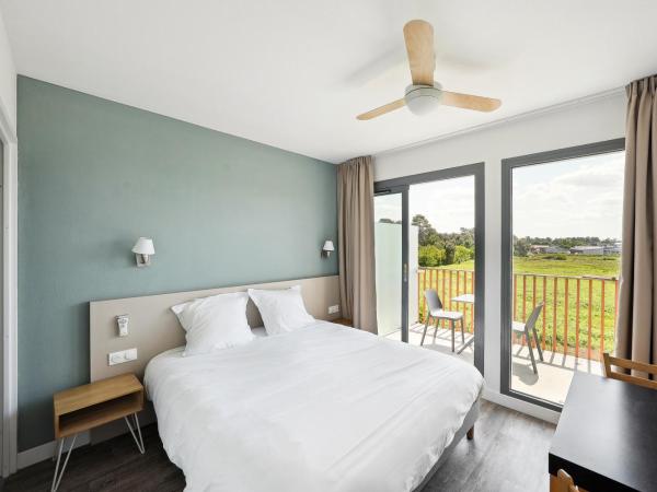 All Suites La Teste - Bassin d'Arcachon : photo 4 de la chambre appartement Économique avec lit double et canapé-lit