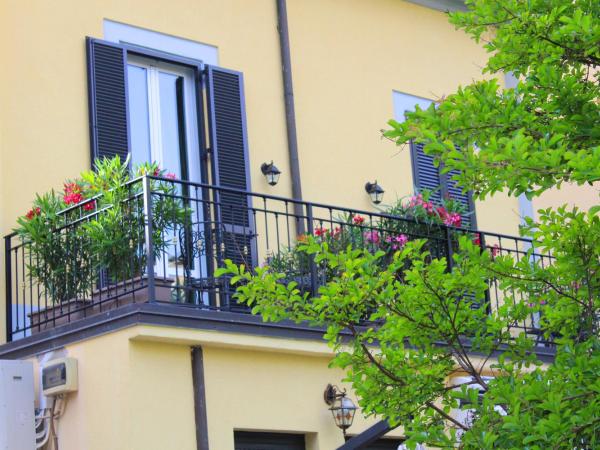 Hotel Charly : photo 7 de la chambre chambre lit king-size - vue sur jardin