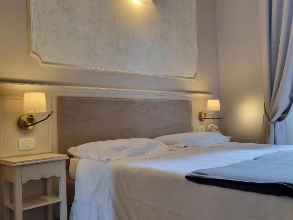 Hotel Charly : photo 9 de la chambre chambre lit king-size - vue sur jardin