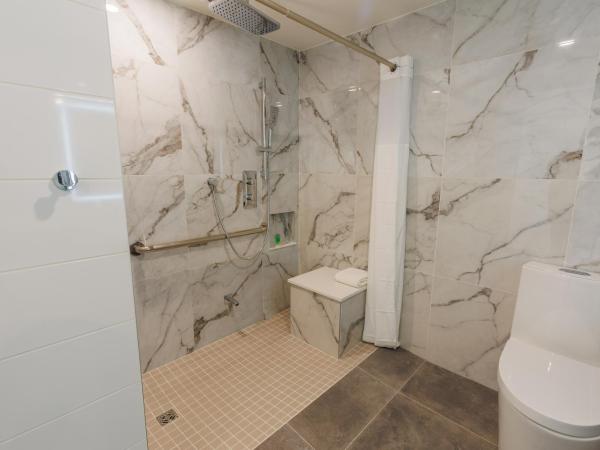 Travelodge by Wyndham Quebec City Hotel & Convention Centre : photo 4 de la chambre chambre lit king-size - accessible aux personnes à mobilité réduite - non-fumeurs