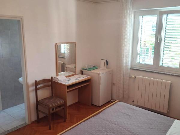 Apartments and rooms with parking space Krk - 5371 : photo 2 de la chambre chambre double avec terrasse - vue sur mer