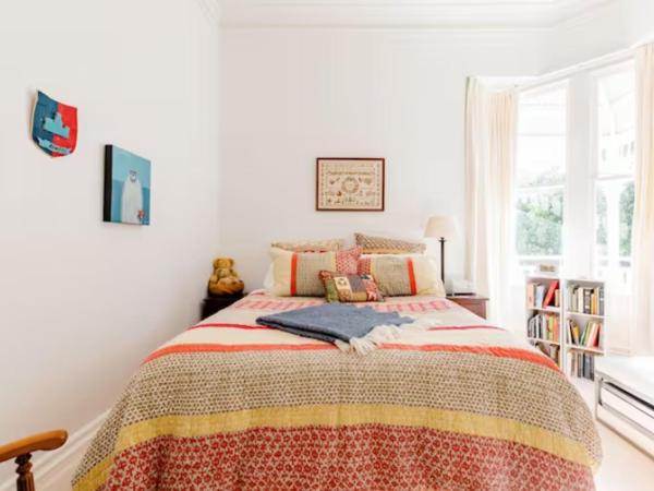 Kelburn House at the top of the Cable Car : photo 3 de la chambre chambre lit queen-size - vue sur jardin