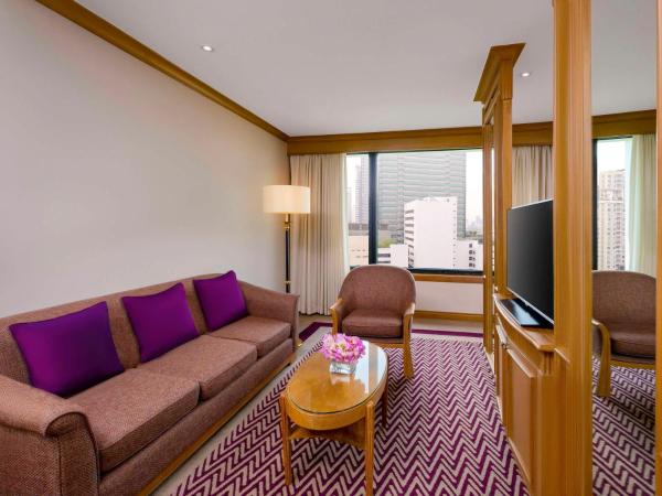 Grand Mercure Bangkok Atrium : photo 3 de la chambre suite d'angle avec un lit king-size