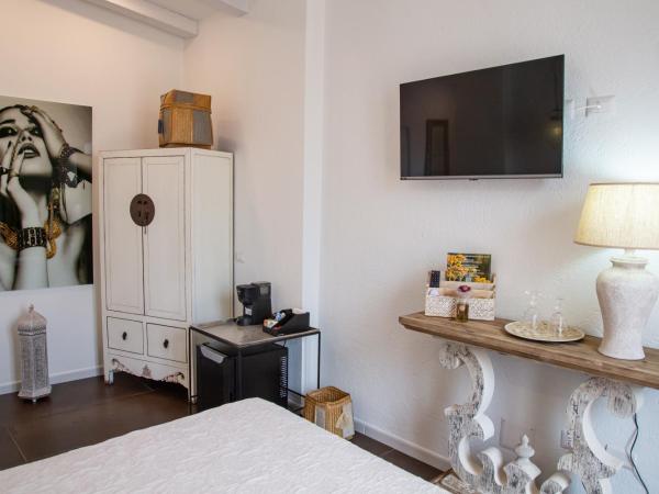 Amelia Apts & Rooms : photo 6 de la chambre chambre double - vue sur jardin