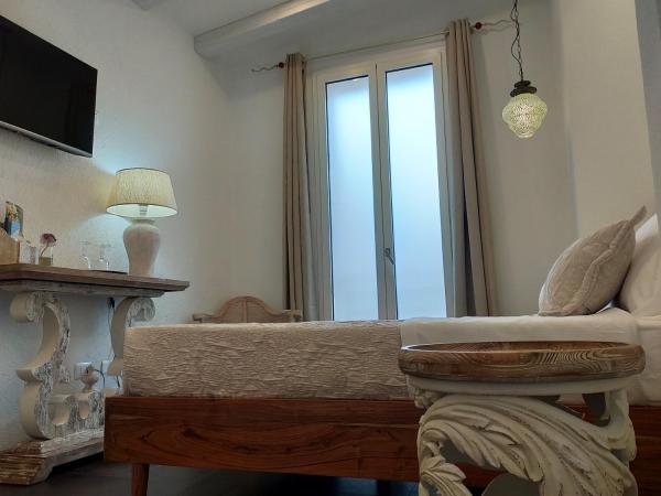 Amelia Apts & Rooms : photo 9 de la chambre chambre double - vue sur jardin