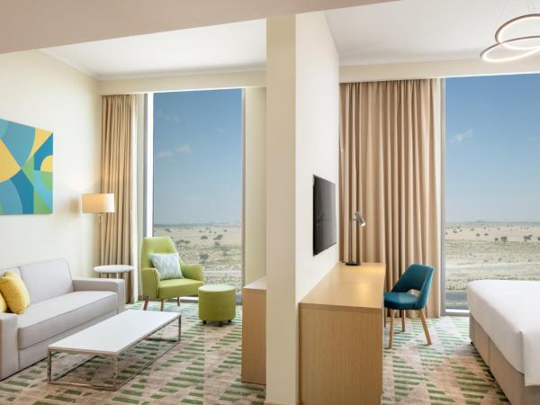 Holiday Inn & Suites - Dubai Science Park, an IHG Hotel : photo 6 de la chambre suite lit king-size