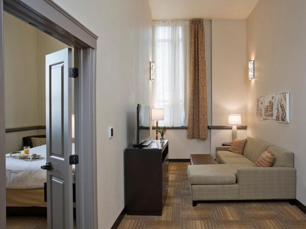 Staybridge Suites Baltimore - Inner Harbor, an IHG Hotel : photo 10 de la chambre suite 1 chambre lit king-size avec canapé-lit