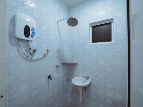 Villa Dracaena Melaka With Swimming Pool, Hill View and 20 minutes to Town : photo 6 de la chambre chambre quadruple avec salle de bains privative