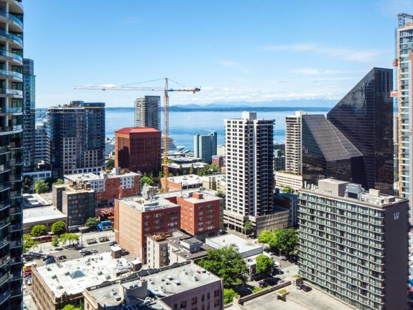 The Westin Seattle : photo 2 de la chambre chambre premium avec lit king-size et canapé-lit - vue partielle sur eau