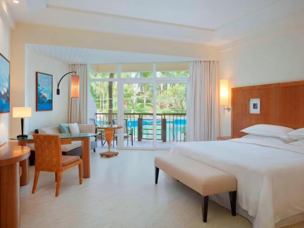 Sheraton Sanya Yalong Bay Resort : photo 1 de la chambre grande chambre lit king-size deluxe avec balcon et accès direct à la piscine