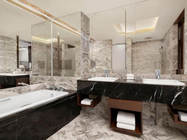 Sheraton Xi'an North City Hotel : photo 1 de la chambre suite lit king-size ambassadeur - vue sur ville