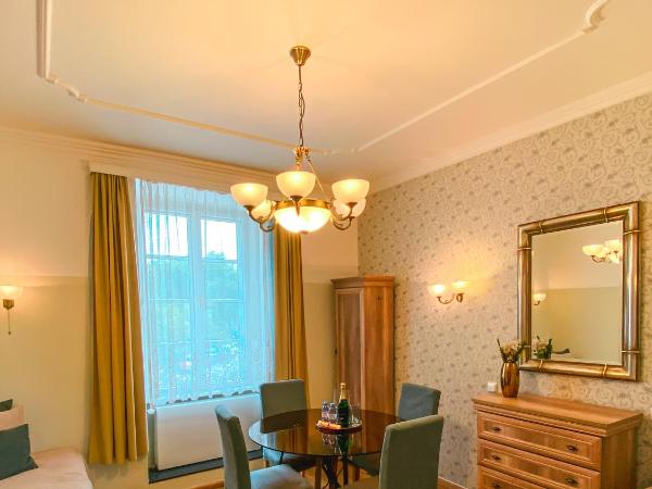 Wellness Pension Ametyst : photo 4 de la chambre suite lit king-size de luxe avec vue sur le château