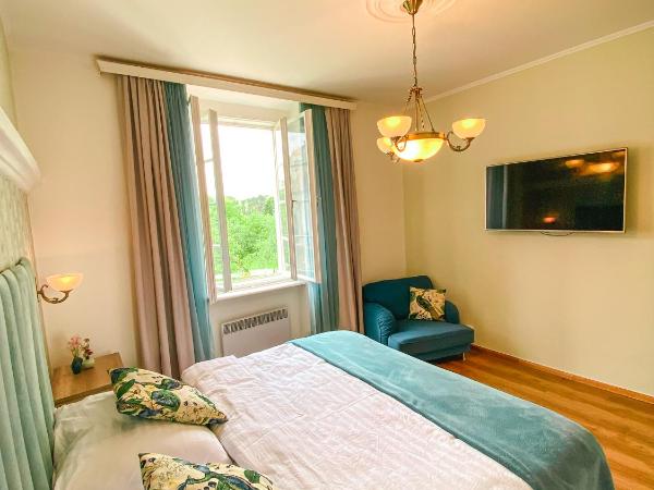 Wellness Pension Ametyst : photo 3 de la chambre suite lit king-size de luxe avec vue sur le château