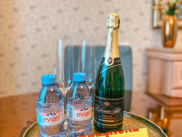 Wellness Pension Ametyst : photo 5 de la chambre suite lit king-size de luxe avec vue sur le château