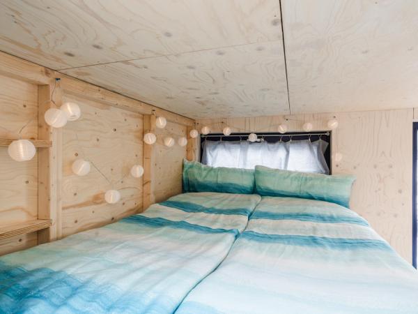 Hausboot AHOI hochwertiges Hausboote mit großer Terrasse und Kamin : photo 7 de la chambre mobile home